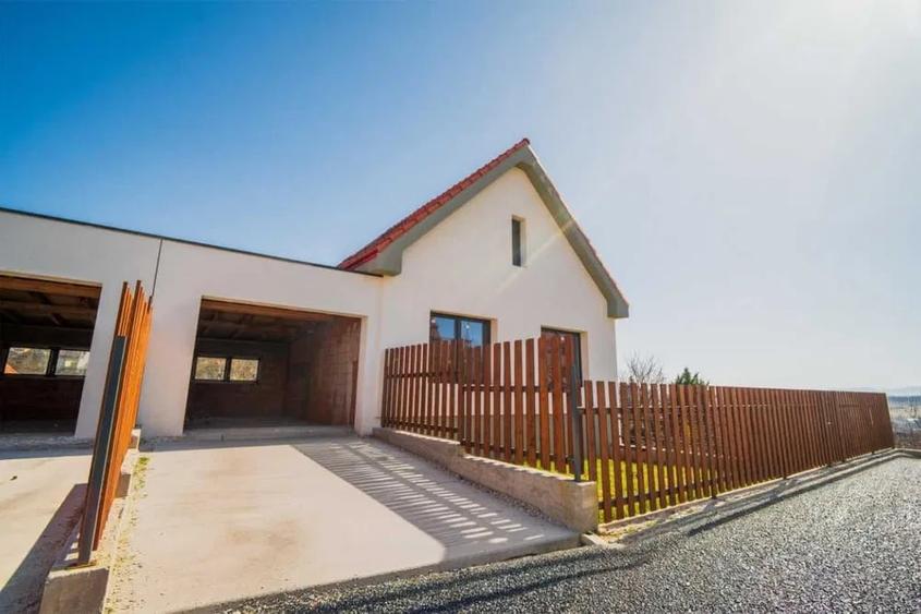 Casă individuală cu 6 camere cu Teren 523 Mp în Sălicea