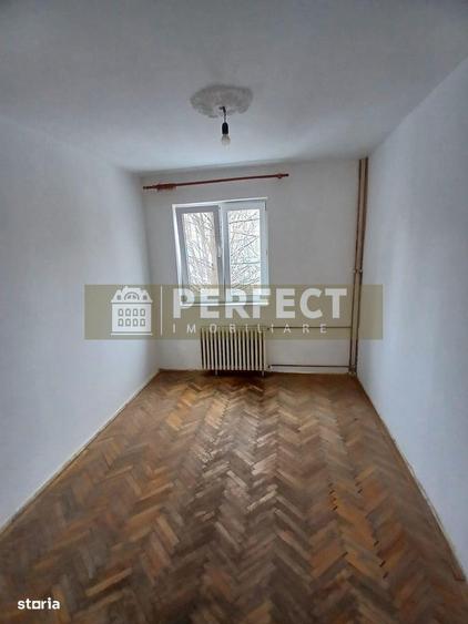Apartament cu 3 camere semidecomandat în Vest