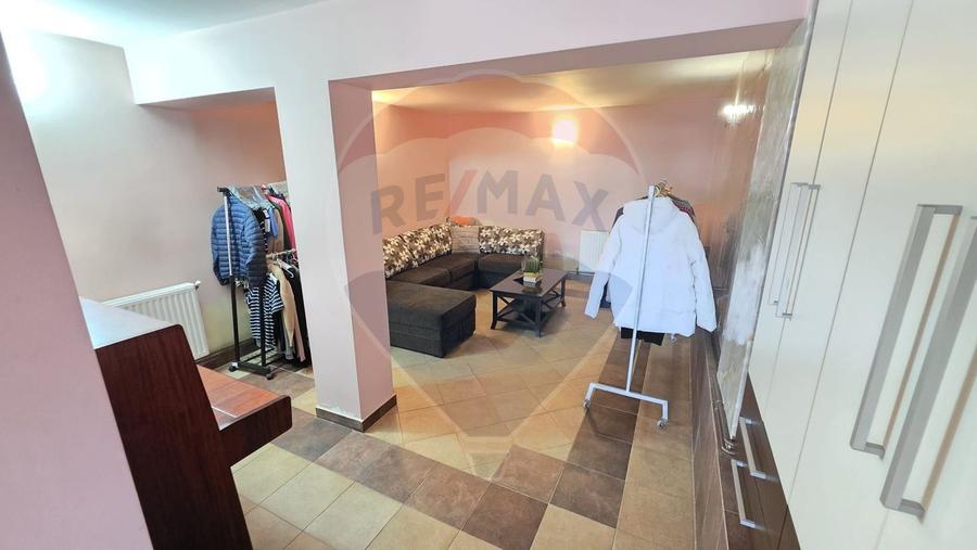 Casă individuală cu 7 camere cu Teren 1371 Mp în Nord-Est