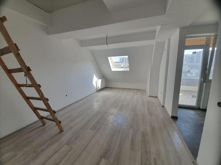 Apartament cu 7 camere decomandat în Central