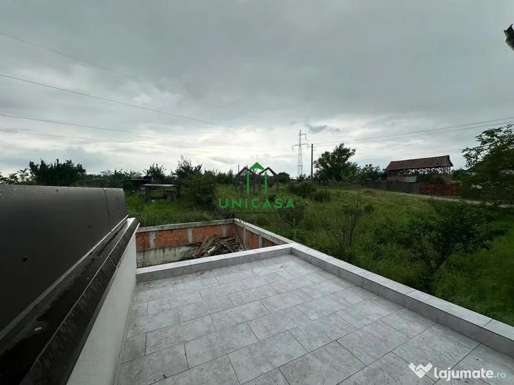 Casă cu 7 camere cu Teren 2000 Mp în Români