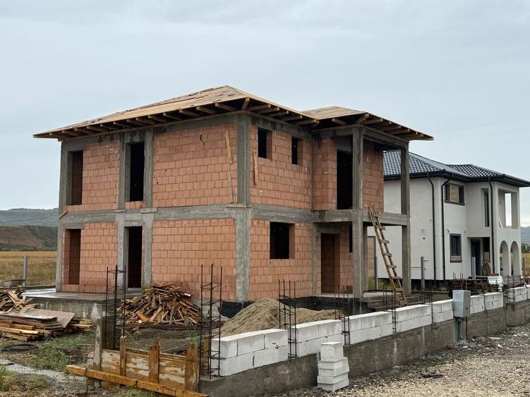 Casă cu 4 camere în Vernești