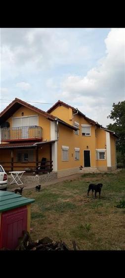 Casă individuală cu 5 camere cu Canalizare în Hurez