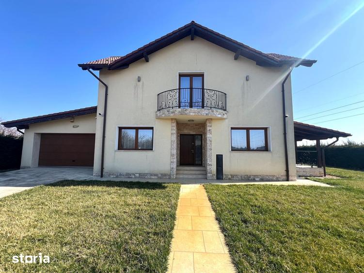 Casă cu 5 camere cu Teren 1250 Mp în Sud
