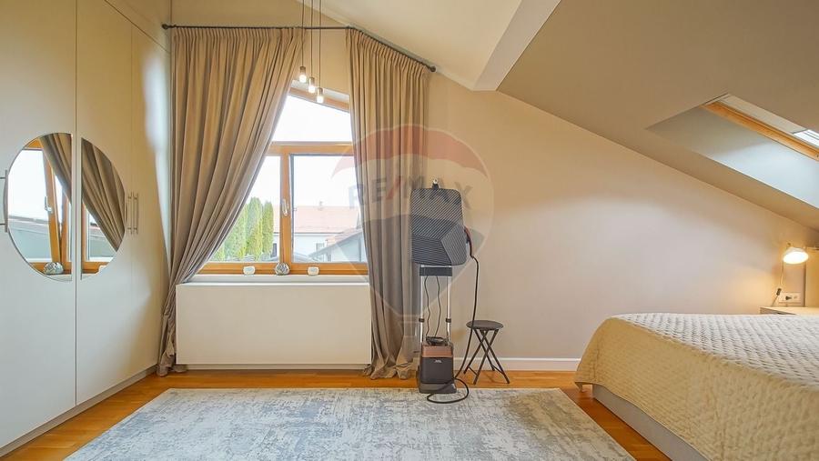 Casă individuală cu 6 camere cu Teren 1800 Mp în Poiana Angelescu