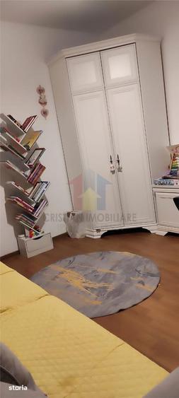Apartament cu 3 camere, mobilat în Școlilor