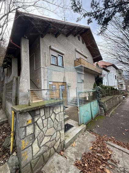 Casă individuală cu 6 camere cu Canalizare în Centrul Istoric