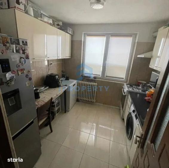 Apartament cu 3 camere, mobilat în Tei