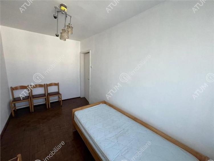 Apartament cu 3 camere semidecomandat, mobilat în Central