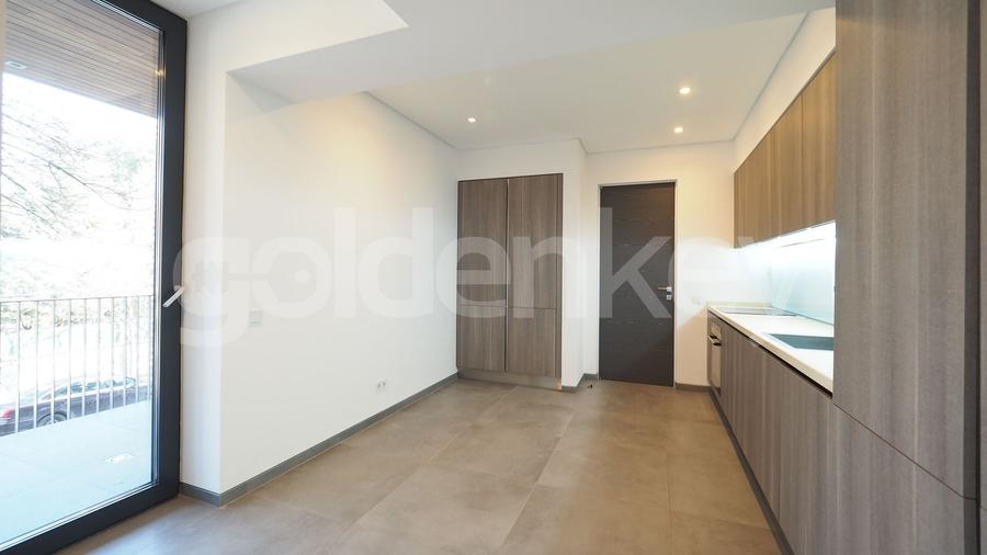 Apartament cu 5 camere semidecomandat, mobilat în Primăverii