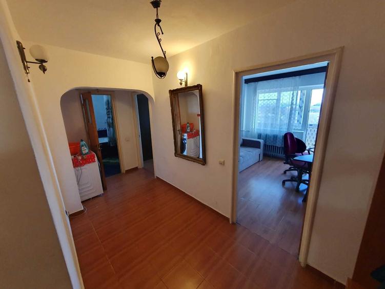 Apartament cu 4 camere decomandat în Dobroești