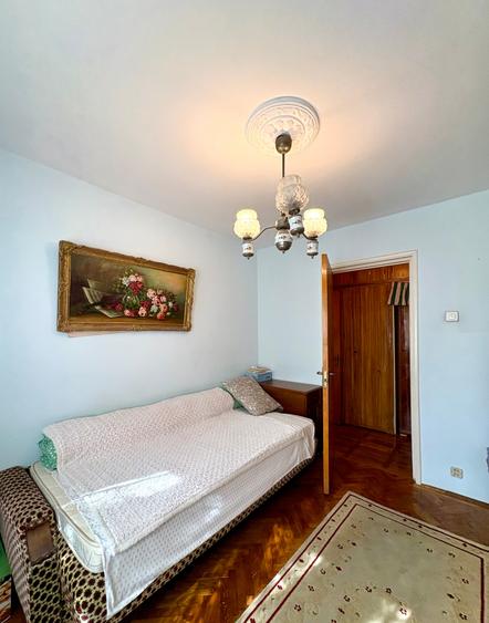 Apartament cu 3 camere semidecomandat în Titan