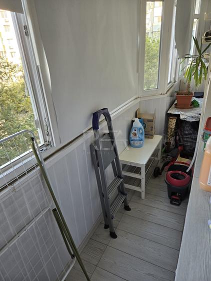 Apartament cu 3 camere semidecomandat, mobilat în Dristor