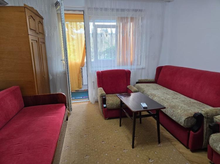 Apartament cu 3 camere semidecomandat în 1 Mai