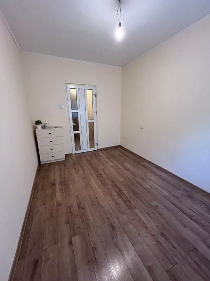 Apartament cu 3 camere semidecomandat, mobilat în Sud