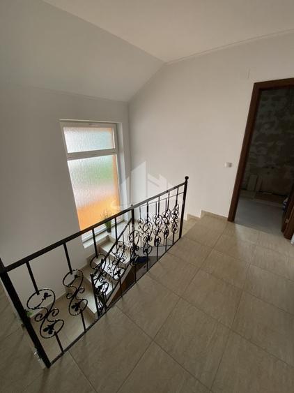 Casă individuală cu 6 camere cu Canalizare în Tineretului