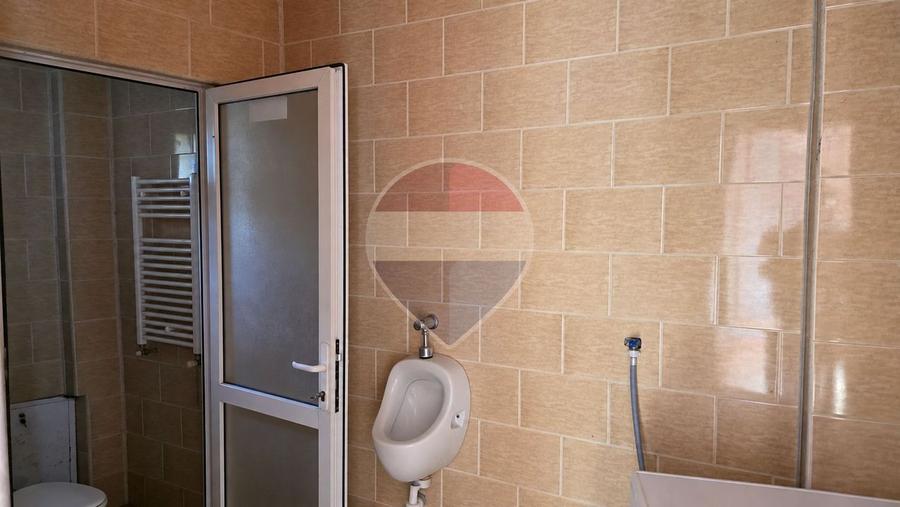 Casă individuală cu 12 camere cu Teren 687 Mp în Izvoare