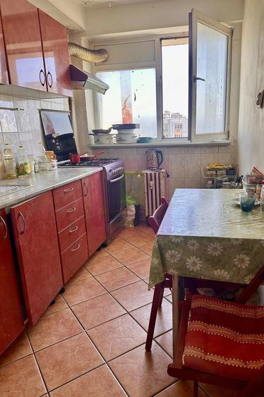 Apartament cu 3 camere semidecomandat în Mihai Bravu