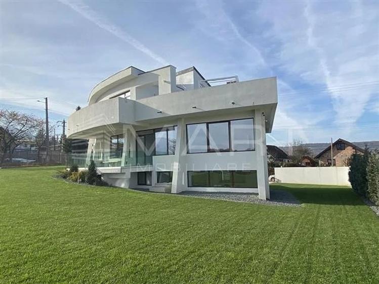 Casă cu 5 camere cu Teren 1500 Mp în Central