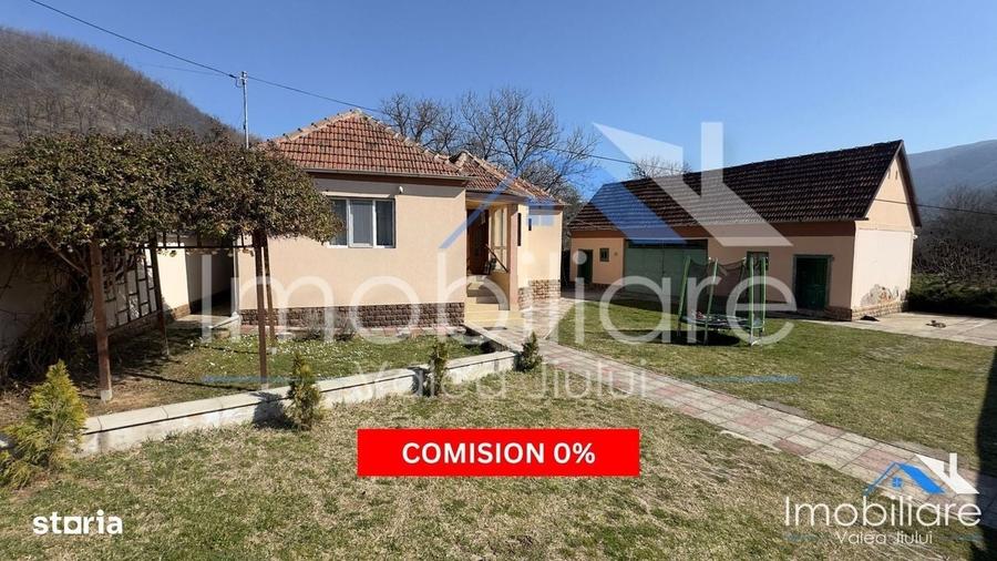 Casă cu 4 camere cu Teren 2700 Mp în Central