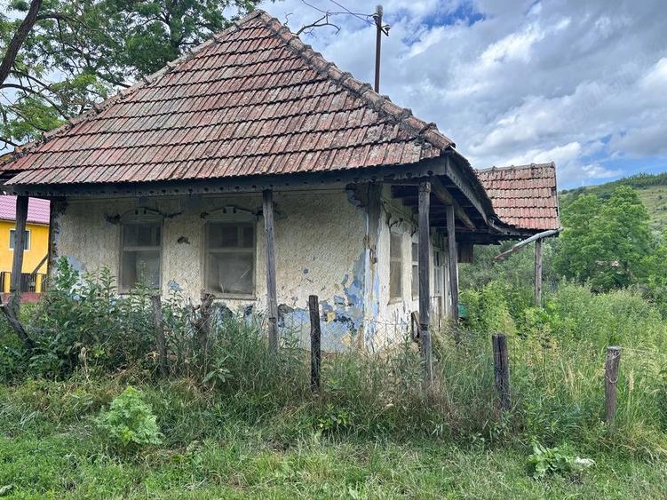 Casă cu Teren 800 Mp în Buza Cătun