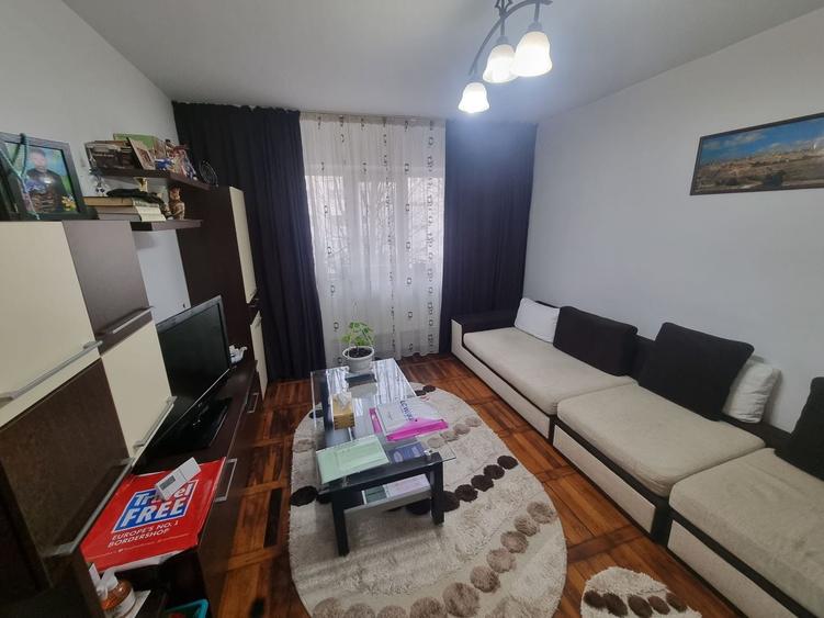 Apartament cu 4 camere decomandat, mobilat în Poarta 6