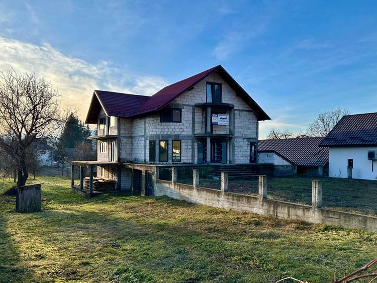Casă cu 4 camere în Rozavlea