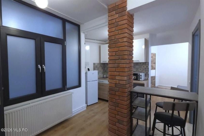 Apartament cu 5 camere semidecomandat, mobilat în Central