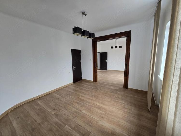 Apartament cu 4 camere decomandat în Victoriei