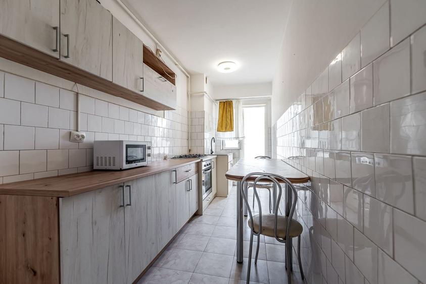 Apartament cu 3 camere decomandat, mobilat în Polivalentă