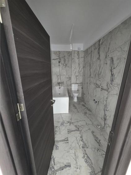 Apartament cu 3 camere semidecomandat în 1 Decembrie