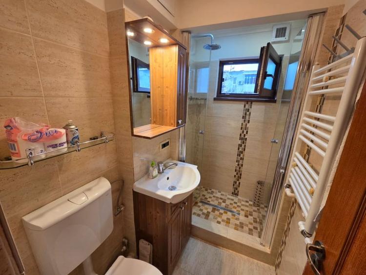 Apartament cu 3 camere semidecomandat, mobilat în Alexandru cel Bun