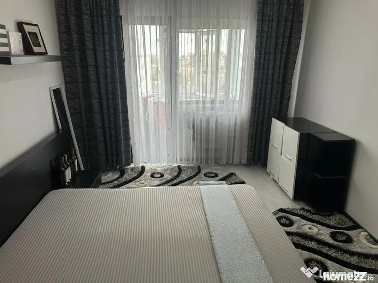 Apartament cu 3 camere semidecomandat în Calea București