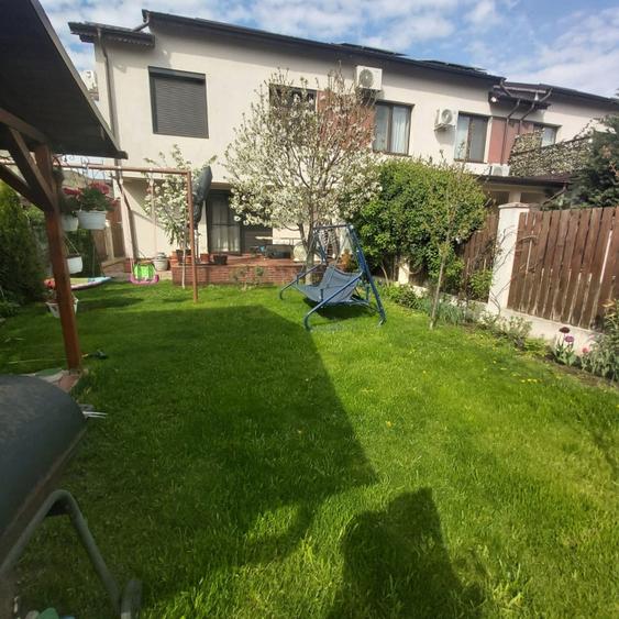 Duplex cu 5 camere cu Canalizare în Roșu