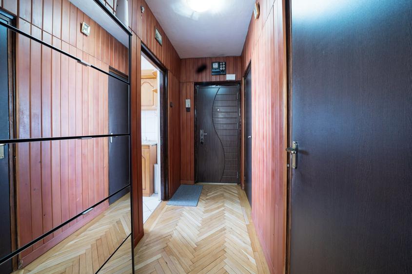 Apartament cu 3 camere semidecomandat, mobilat în Baba Novac