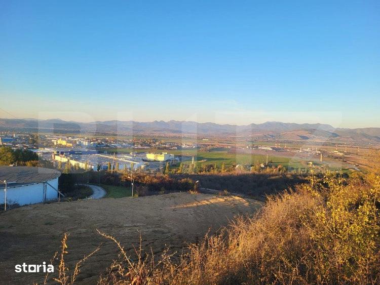 Teren de 16700 mp, în 700