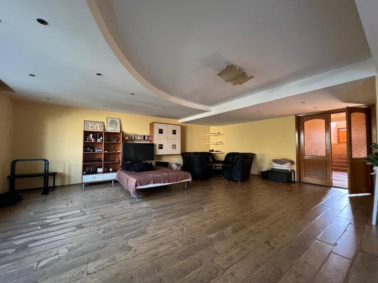 Casă individuală cu 5 camere cu Garaj în Coiciu