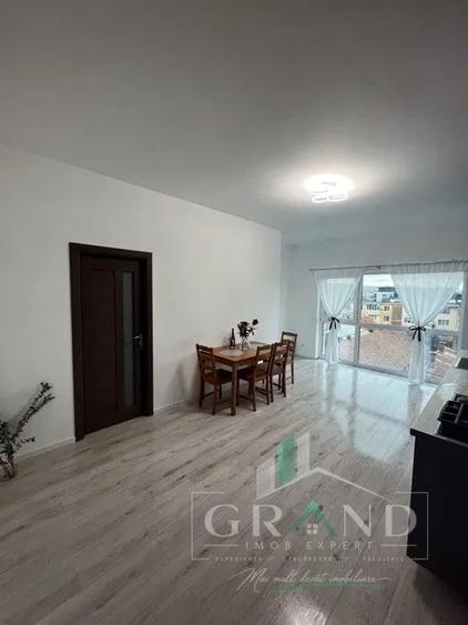 Apartament cu 3 camere semidecomandat, mobilat în Semicentral