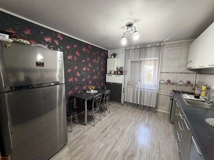 Apartament cu 3 camere decomandat, mobilat în Buzaului