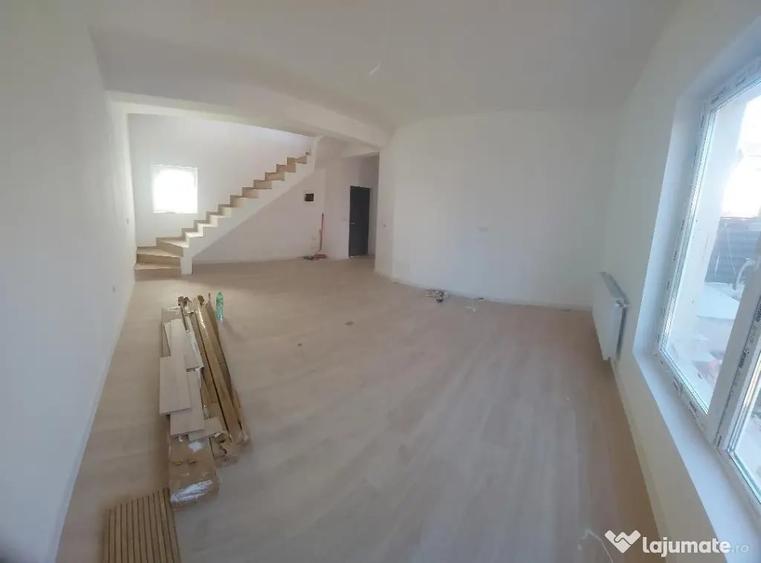 Casă cu 5 camere cu Teren 210 Mp în Central