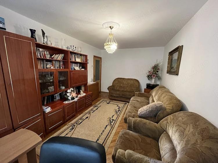 Apartament cu 3 camere decomandat în Lipovei