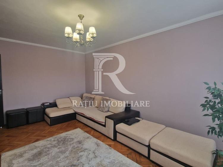 Apartament cu 3 camere decomandat, mobilat în Decebal