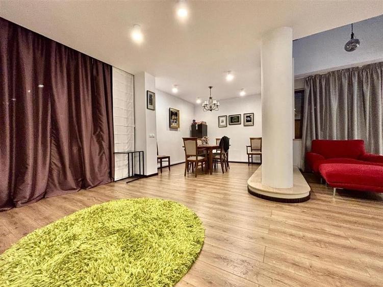 Casă individuală cu 9 camere cu Canalizare în Cioplea