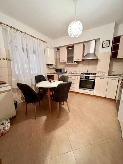 Apartament cu 4 camere decomandat în Central