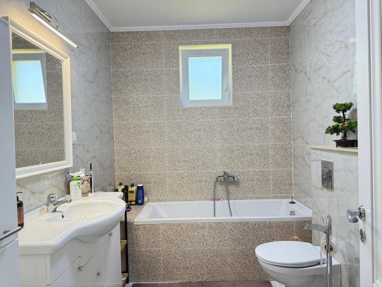 Casă individuală cu 3 camere cu Canalizare în Central