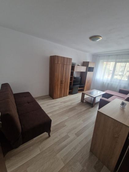Apartament cu 3 camere decomandat în Girocului