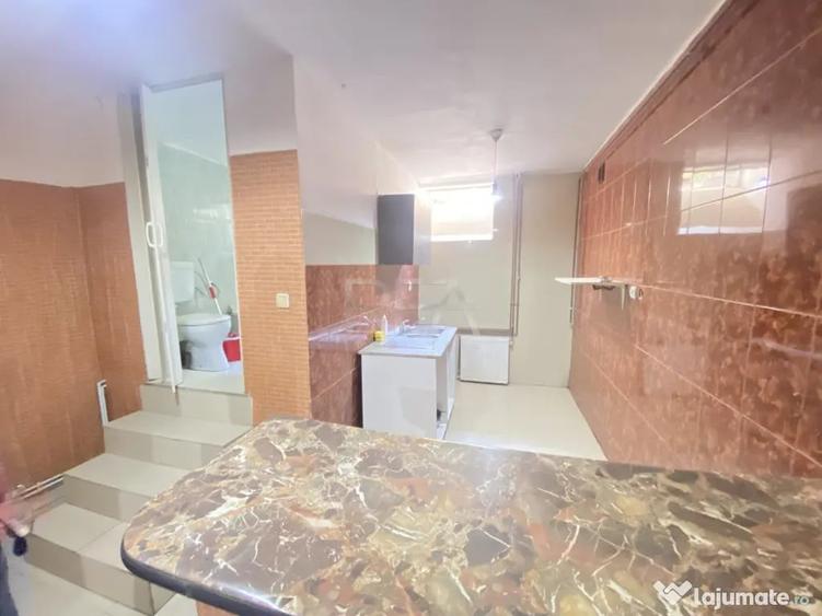 Apartament cu 3 camere semidecomandat în Regina Elisabeta