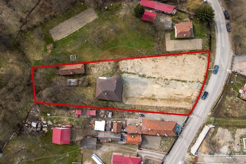 Casă individuală cu 3 camere cu Teren 2497 Mp în Central
