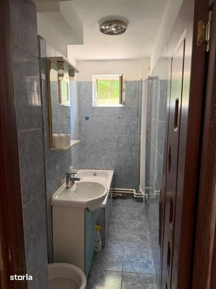 Apartament cu 3 camere în Craiovița Nouă