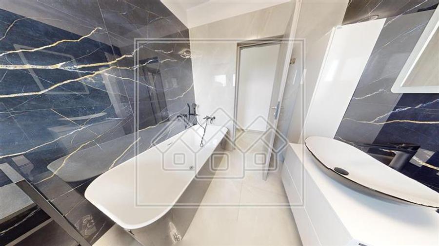 Penthouse cu 3 camere decomandat în Exterior Vest